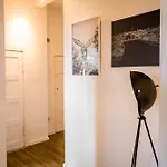 Three Bedroom Big Kitchen Selfcheckin Street Parking *