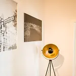 Διαμέρισμα Three Bedroom Big Kitchen Selfcheckin Street Parking