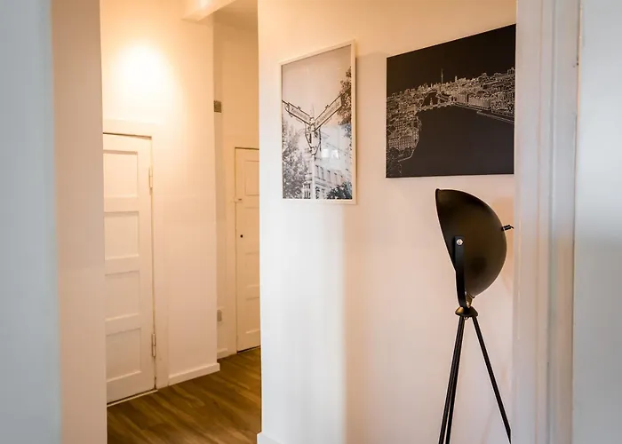 Three Bedroom Big Kitchen Selfcheckin Street Parking *