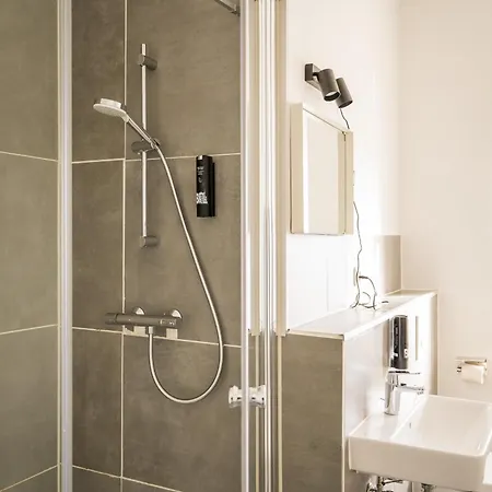 Three Bedroom Big Kitchen Selfcheckin Street Parking Apartment *