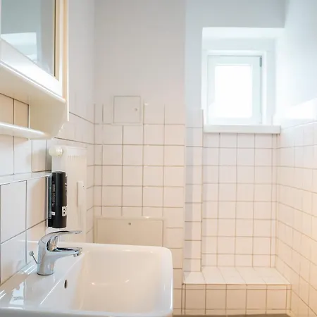 Three Bedroom Big Kitchen Selfcheckin Street Parking Apartment