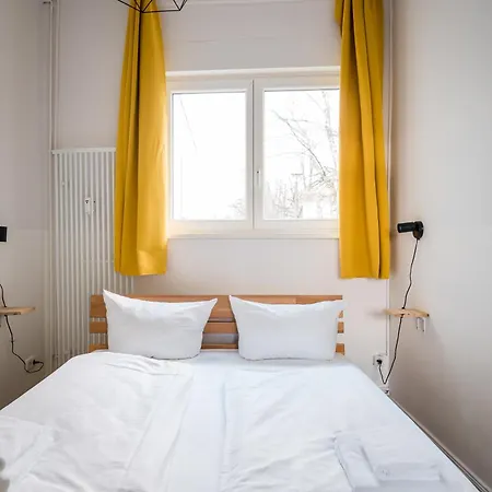 Three Bedroom Big Kitchen Selfcheckin Street Parking Apartment *