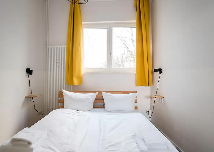 Three Bedroom Big Kitchen Selfcheckin Street Parking Apartment *