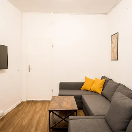 アパート Three Bedroom Big Kitchen Selfcheckin Street Parking *